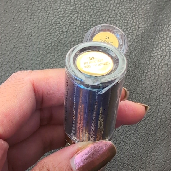 **SOLD** Milani Hypnotic Lights holographic eye toppers! Shades 01 & 05 - Picture 4 of 8